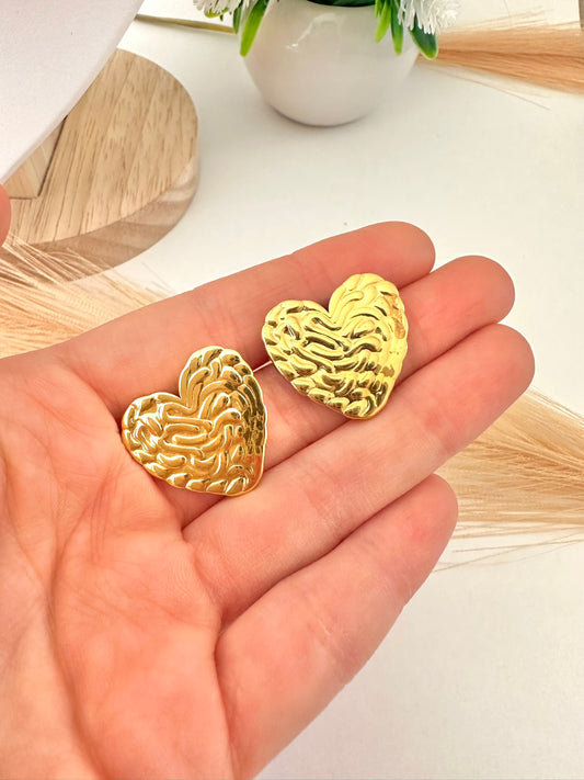 Pendientes de corazón dorado