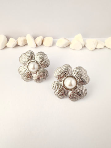 Aros Flor perlados plateados