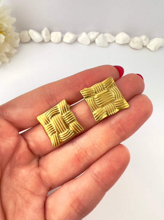 Pendientes cuadrados texturizados