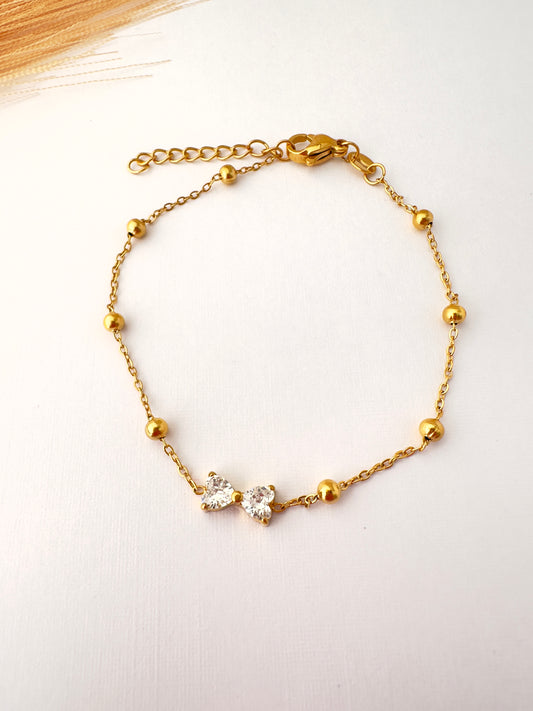 Pulsera delicada con mariposa y esferas doradas