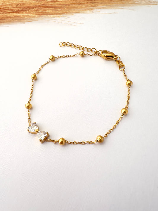 Pulsera delicada con mariposa y esferas doradas