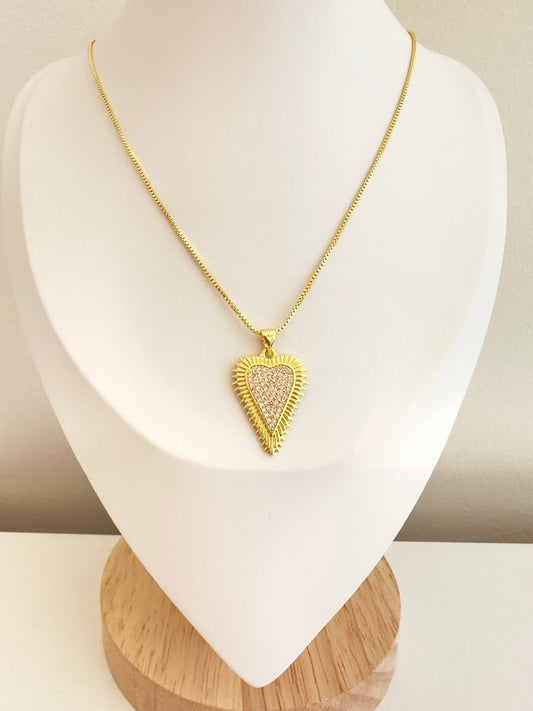 Collar de corazón moderno