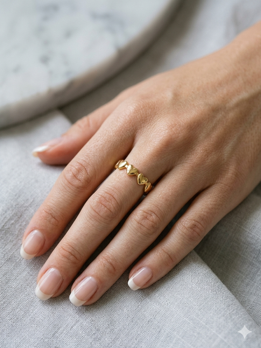 Anillo Cintillo de Corazones - Enchape de Oro 18k- Ajustable