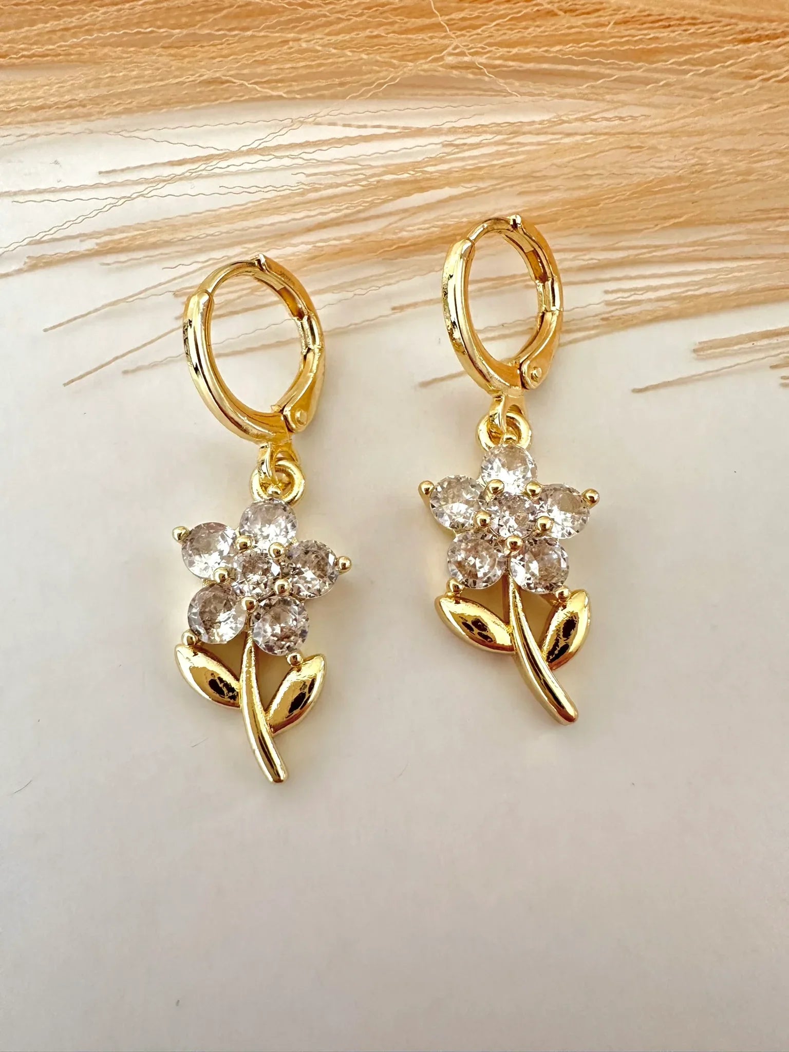 Pendientes florcita puntos de luz - Glamora