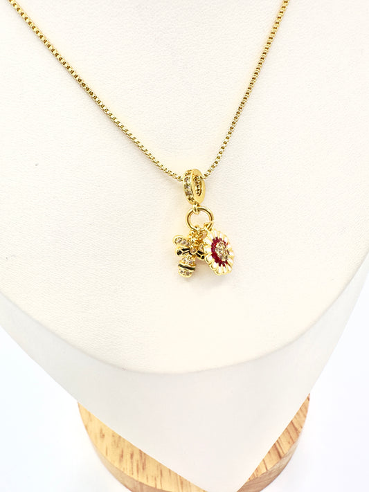 Collar Dúo Floral Carmesí – Baño Oro 18K