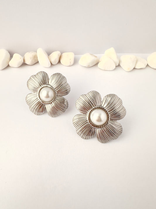 Aros Flor perlados plateados