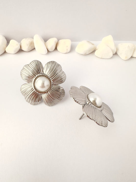 Aros Flor perlados plateados