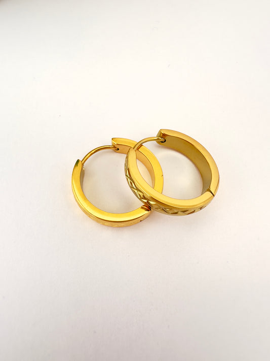 Argollas Texturizadas Doradas – 2cm