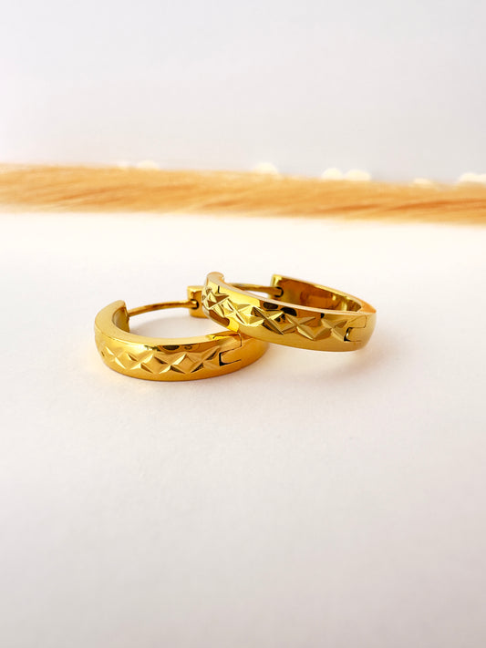 Argollas Texturizadas Doradas – 2cm