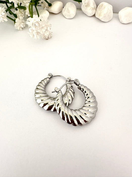 Argollas Plateadas con Relieve Acanalado - 2,5cm