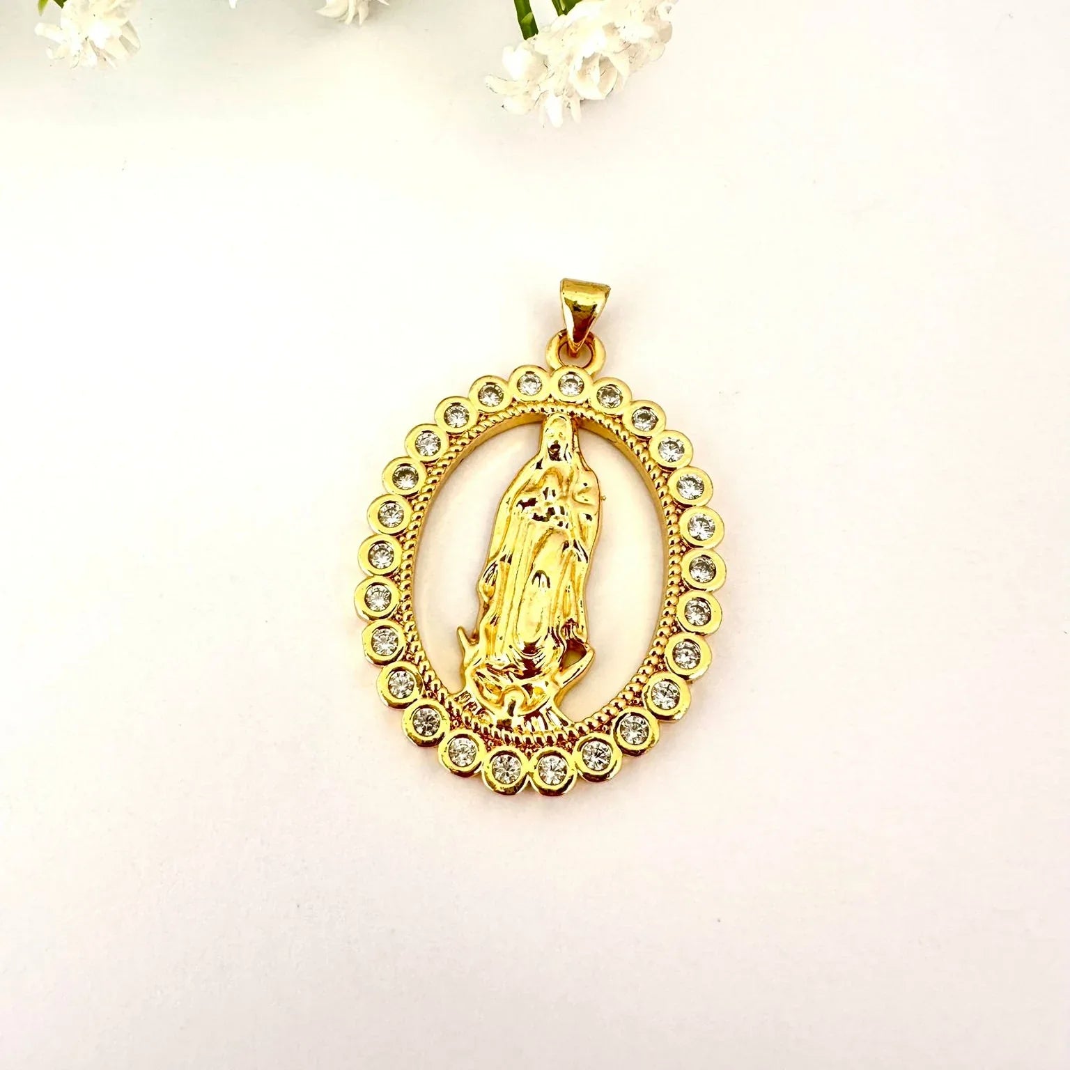 Dije Virgen Circones – Baño de Oro 18K -3,6 cm - Glamora