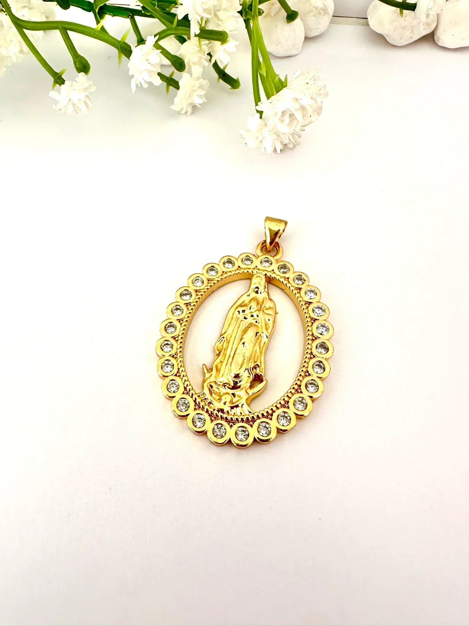 Dije Virgen Circones – Baño de Oro 18K -3,6 cm - Glamora