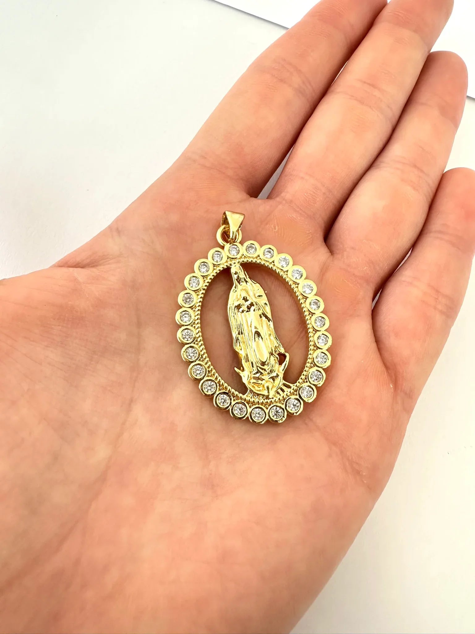 Dije Virgen Circones – Baño de Oro 18K -3,6 cm - Glamora