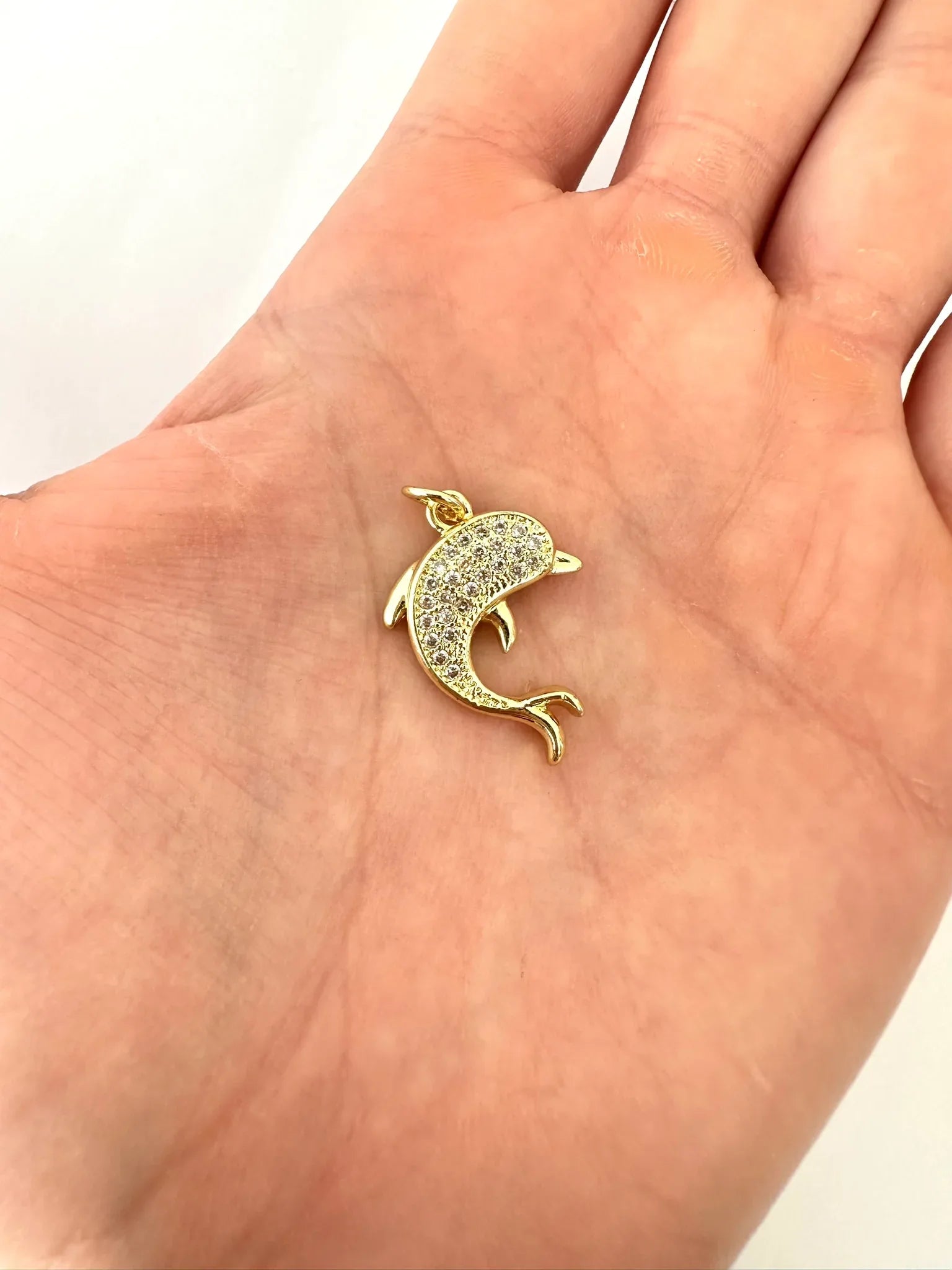 Dije Delfín Microcircones – 2 cm - Baño de Oro - Glamora