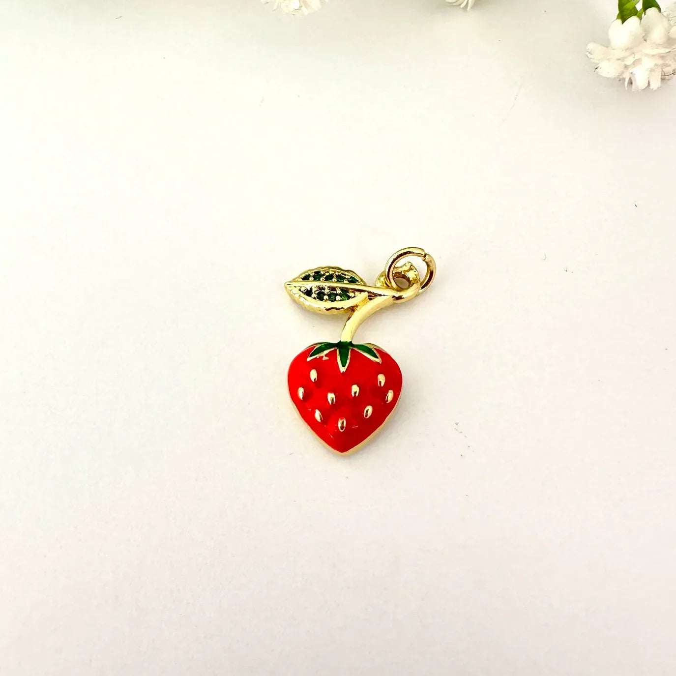 Dije Frutilla Esmaltada – 2 cm - Baño de Oro - Glamora