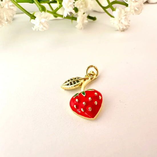 Dije Frutilla Esmaltada – 2 cm - Baño de Oro - Glamora