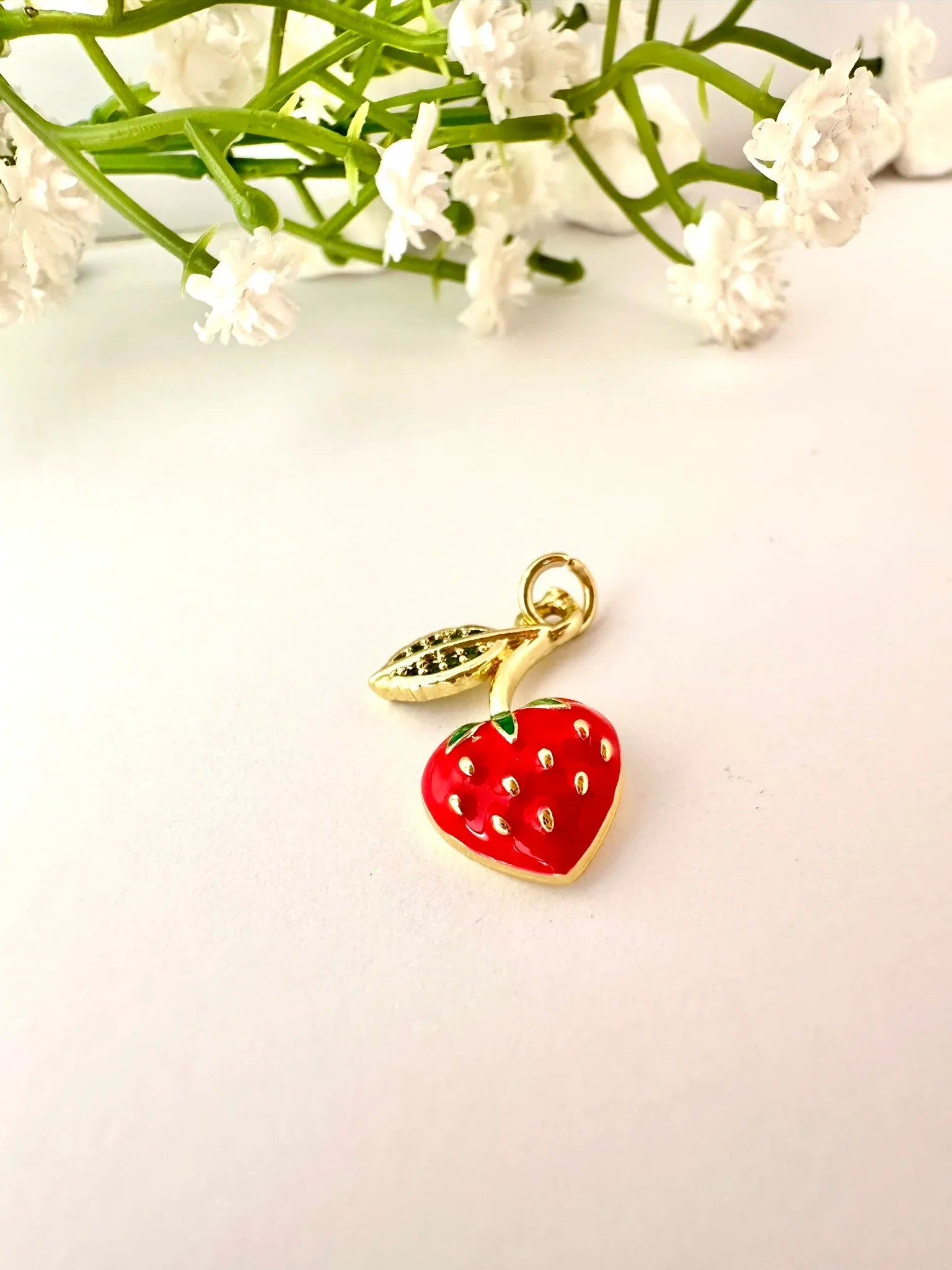 Dije Frutilla Esmaltada – 2 cm - Baño de Oro - Glamora