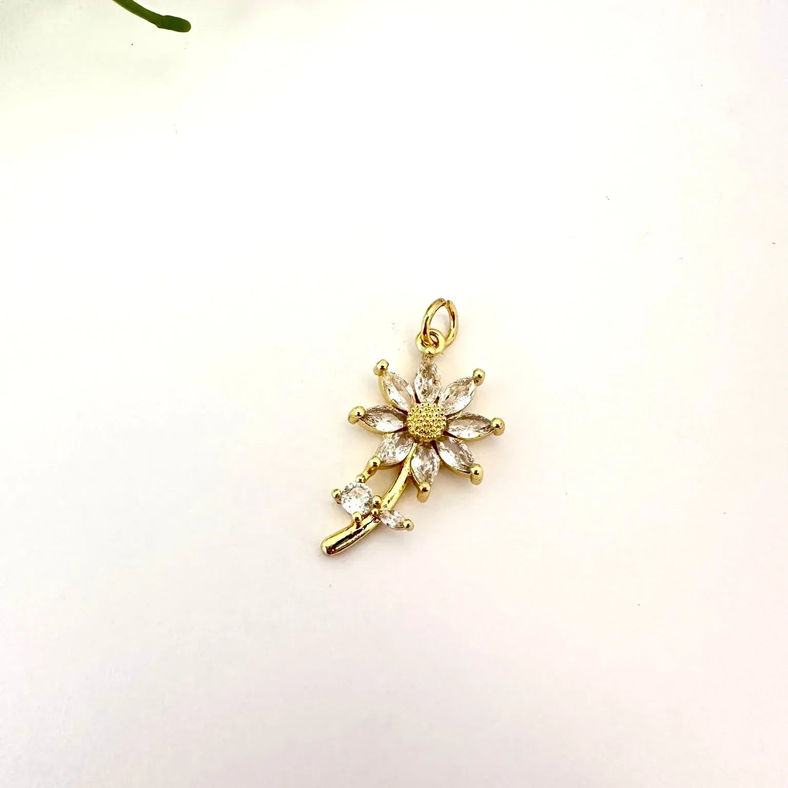 🌼 Dije Girasol Brillante – 2cm - Baño de Oro - Glamora