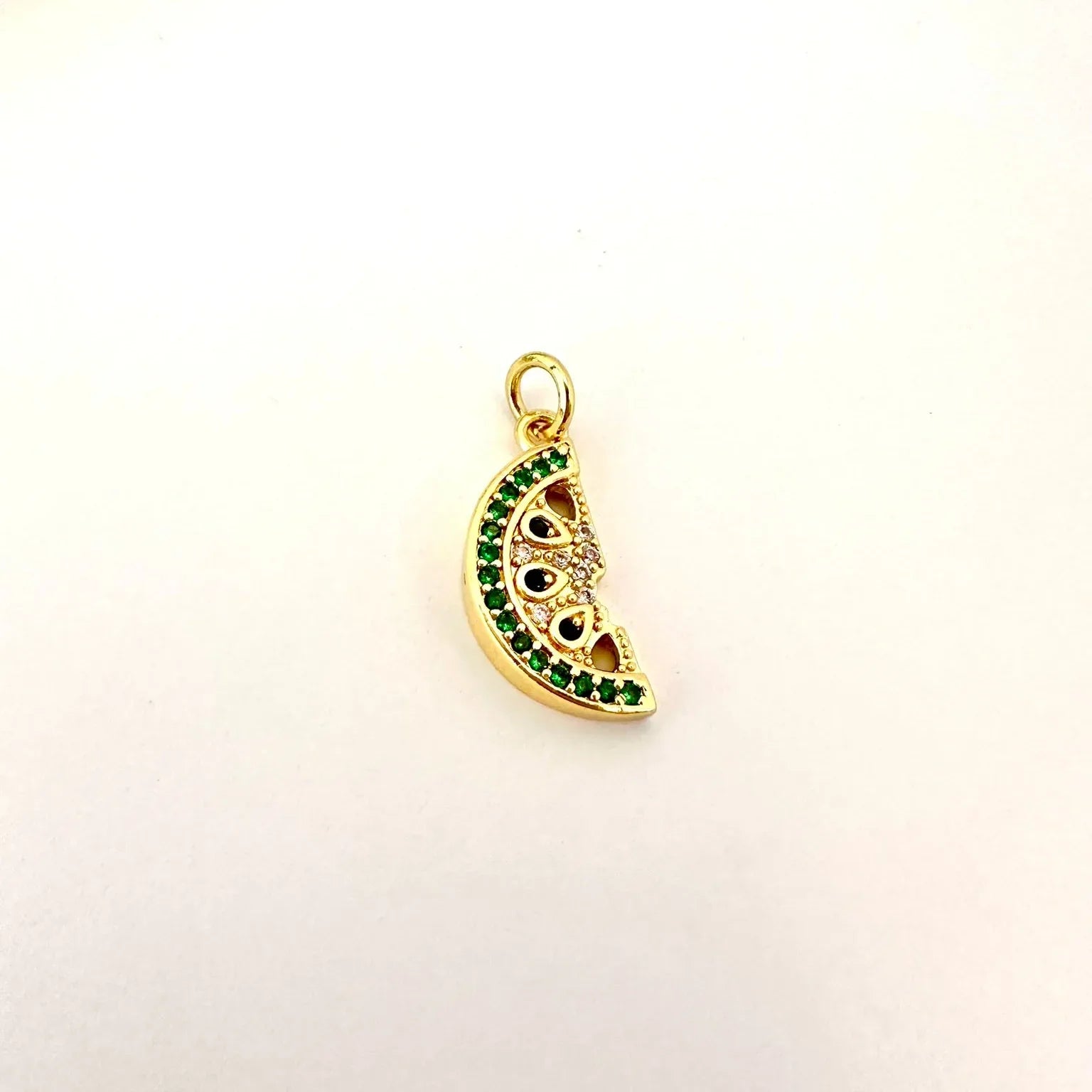 Dije Rodaja de Sandía – 1.6 cm. Baño de Oro - Glamora