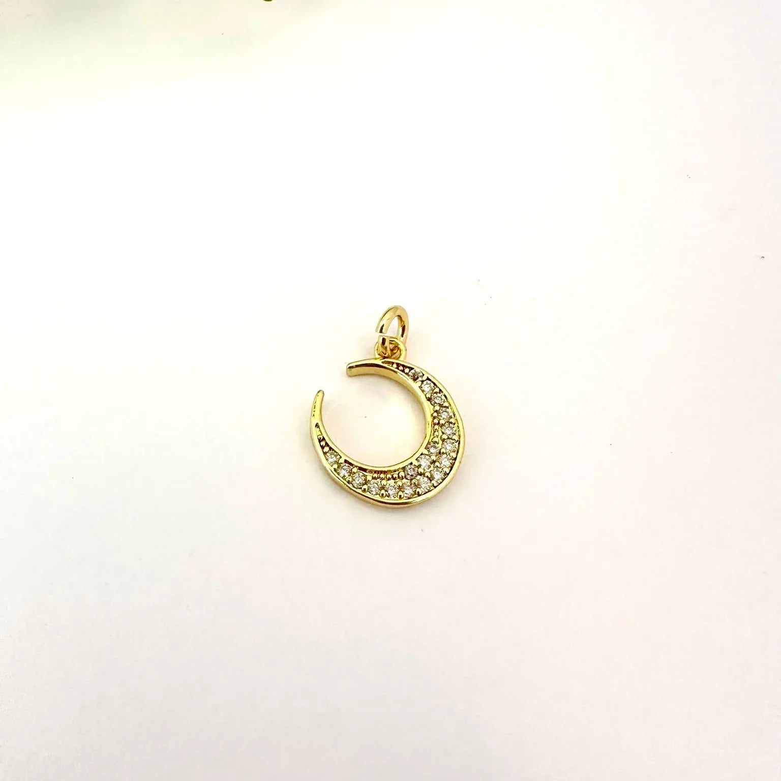 ✨ Dije Luna Brillante – 1,8cm - Baño de Oro - Glamora