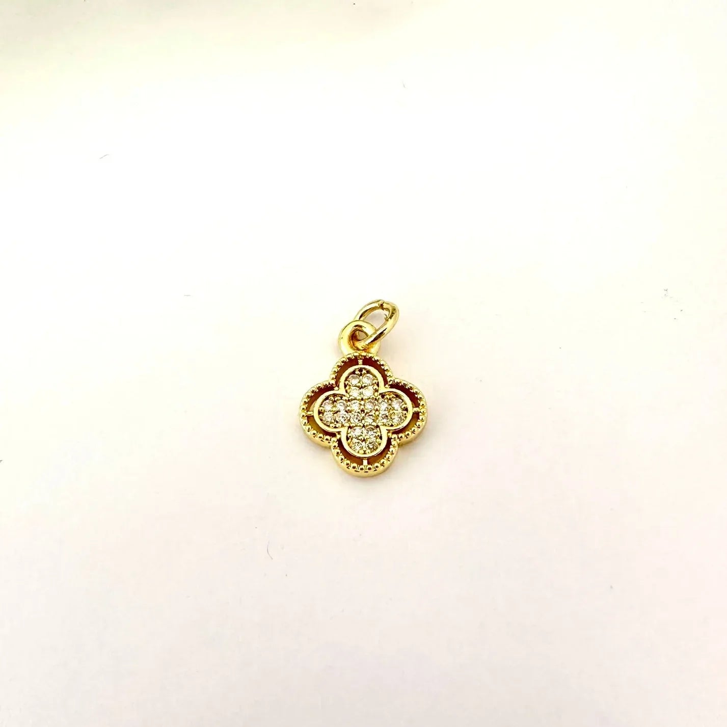 Dije Trébol de Destellos - 1,1cm - Baño de Oro - Glamora