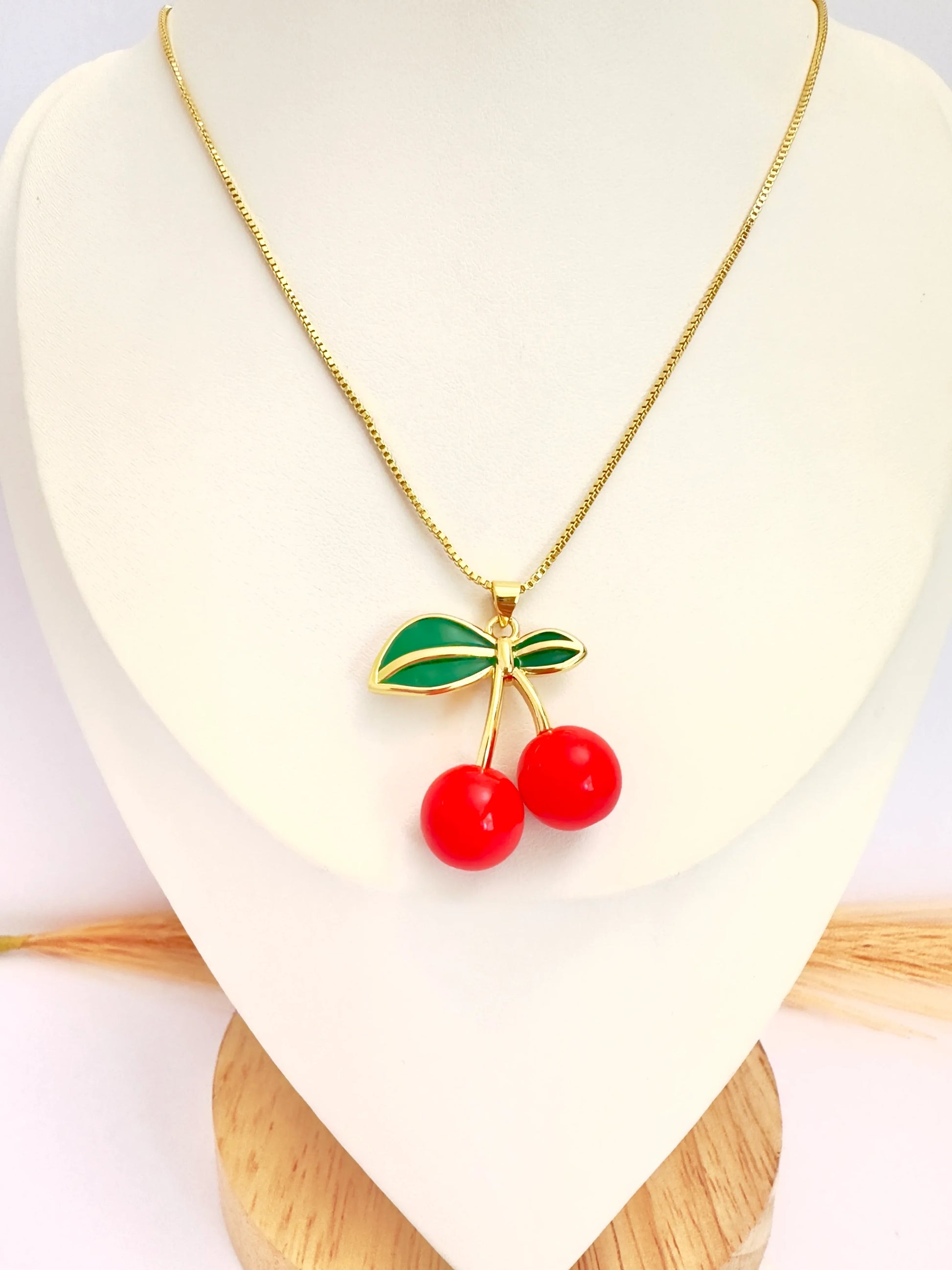Collar Cerezas grandes – 50 cm - Baño de Oro - Glamora