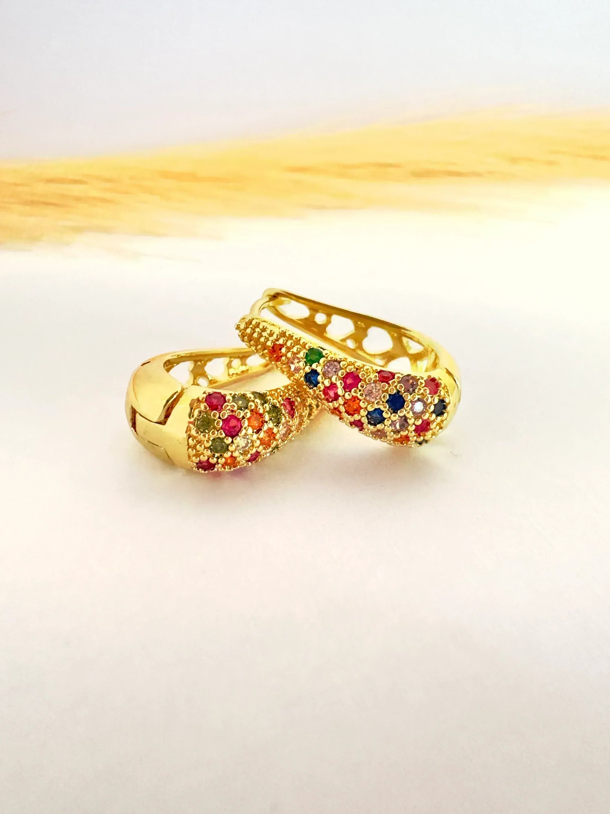 Argollas Arcoíris Elegantes – 2,2 cm - Baño de Oro - Glamora