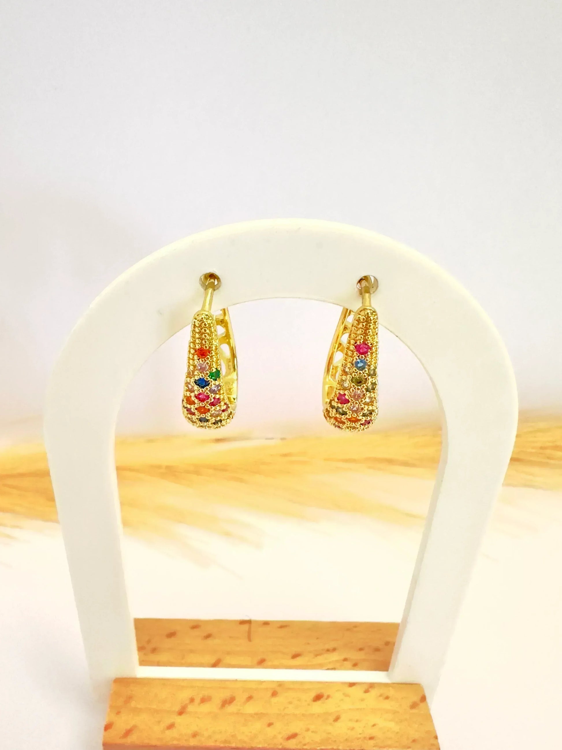 Argollas Arcoíris Elegantes – 2,2 cm - Baño de Oro - Glamora