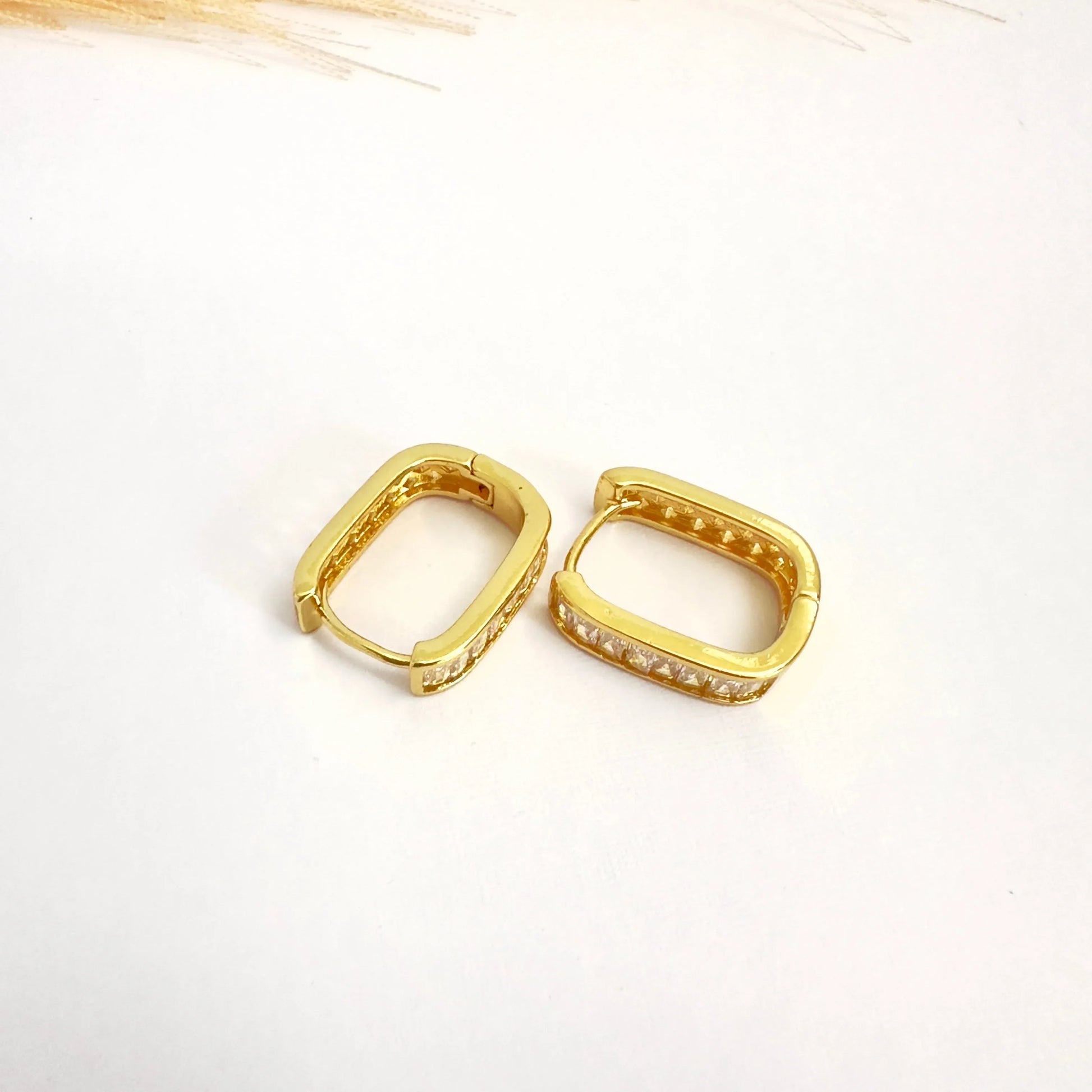 Argollas Rectangulares Brillo Clásico – 2 cm - Baño de Oro - Glamora