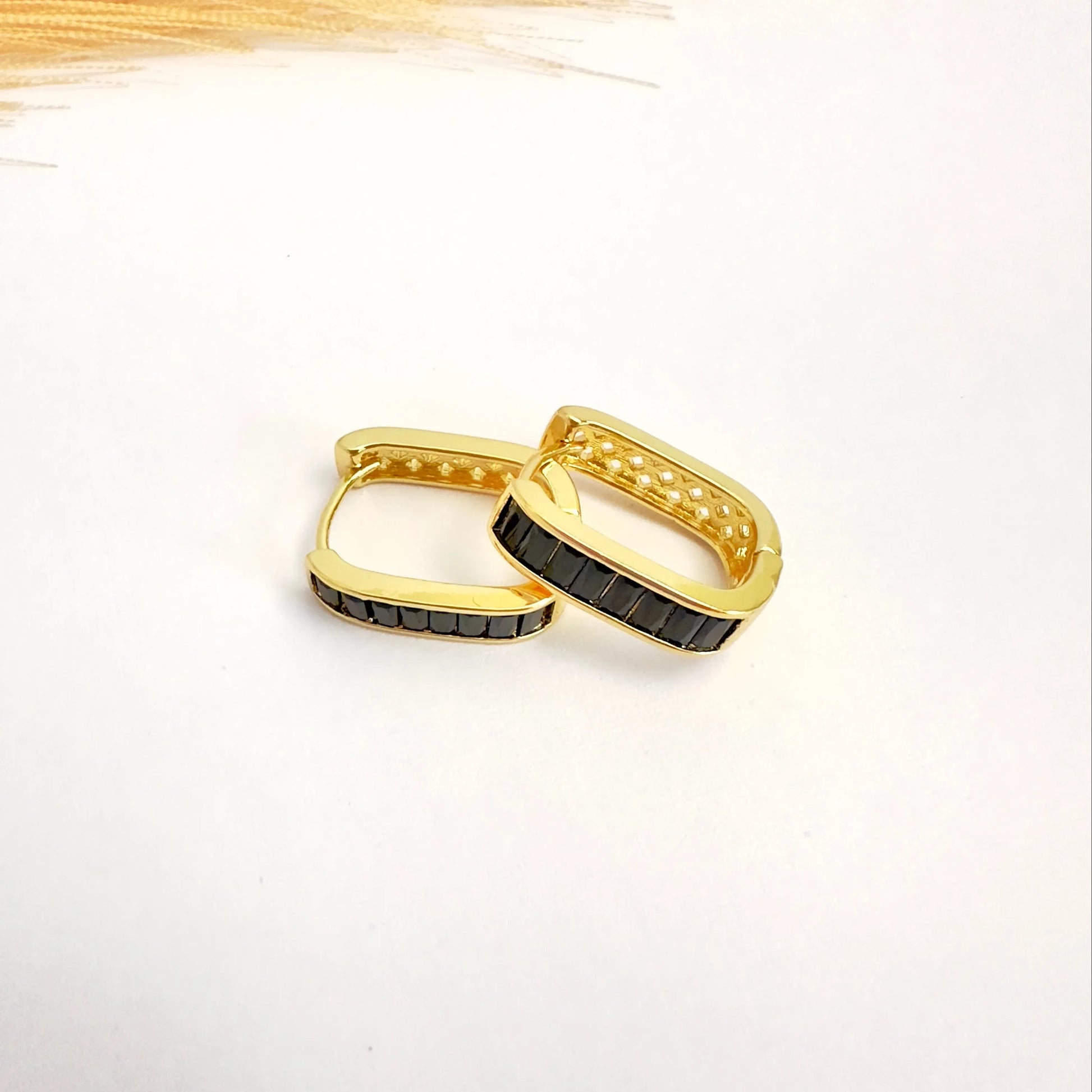 ✨ Argollas Rectangulares Negras - 2 cm- Baño de Oro - Glamora