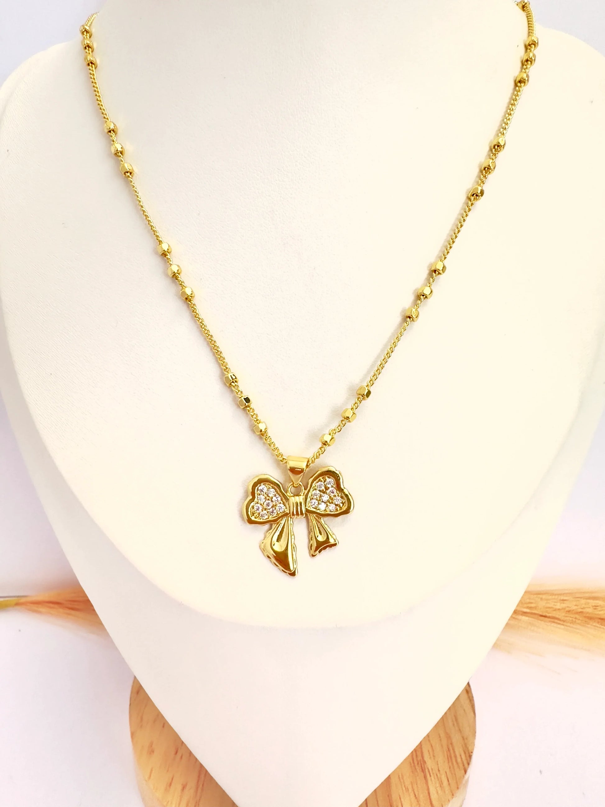 Collar Moño Brillante – 50 cm - Baño de Oro - Glamora