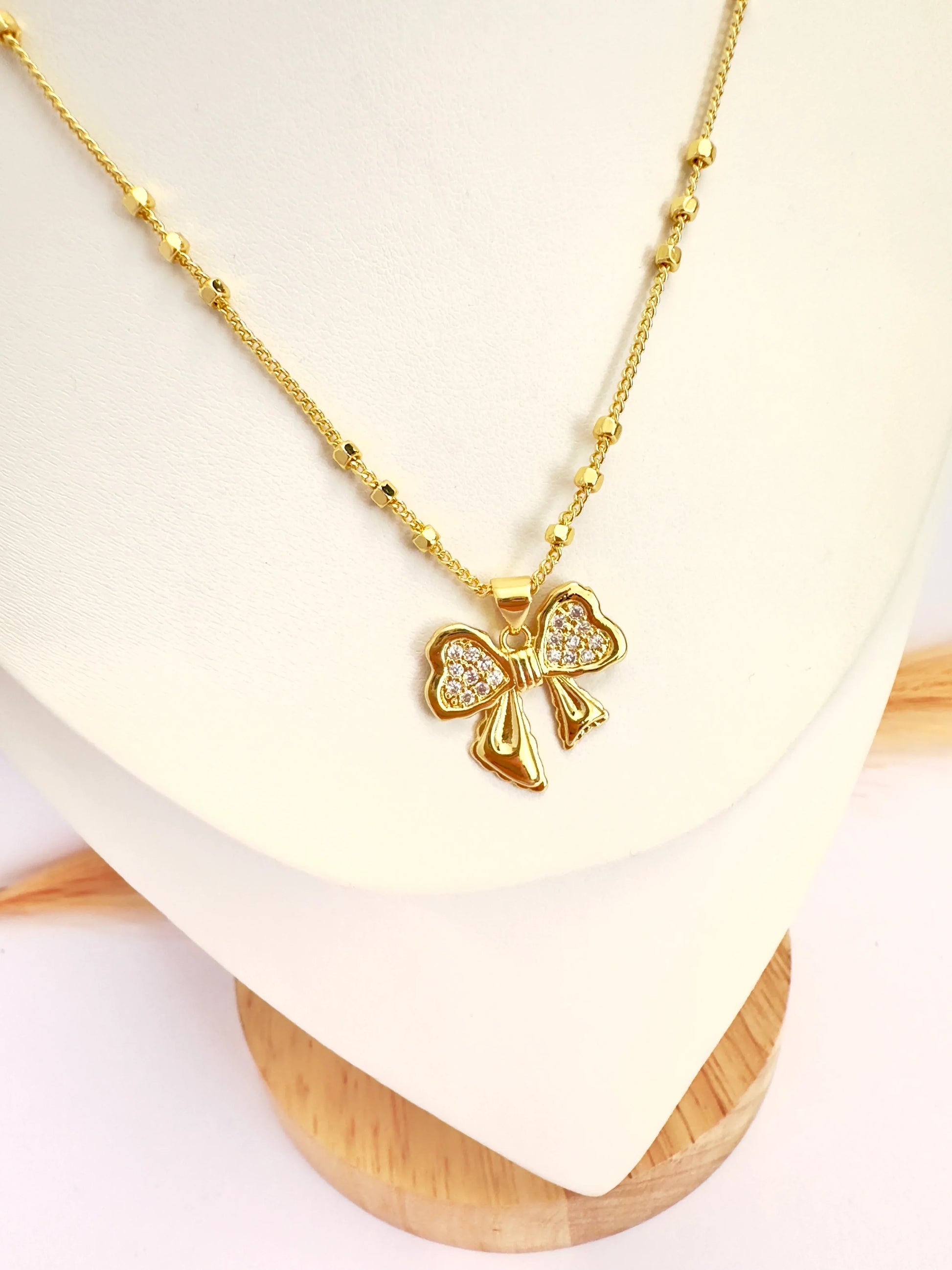 Collar Moño Brillante – 50 cm - Baño de Oro - Glamora