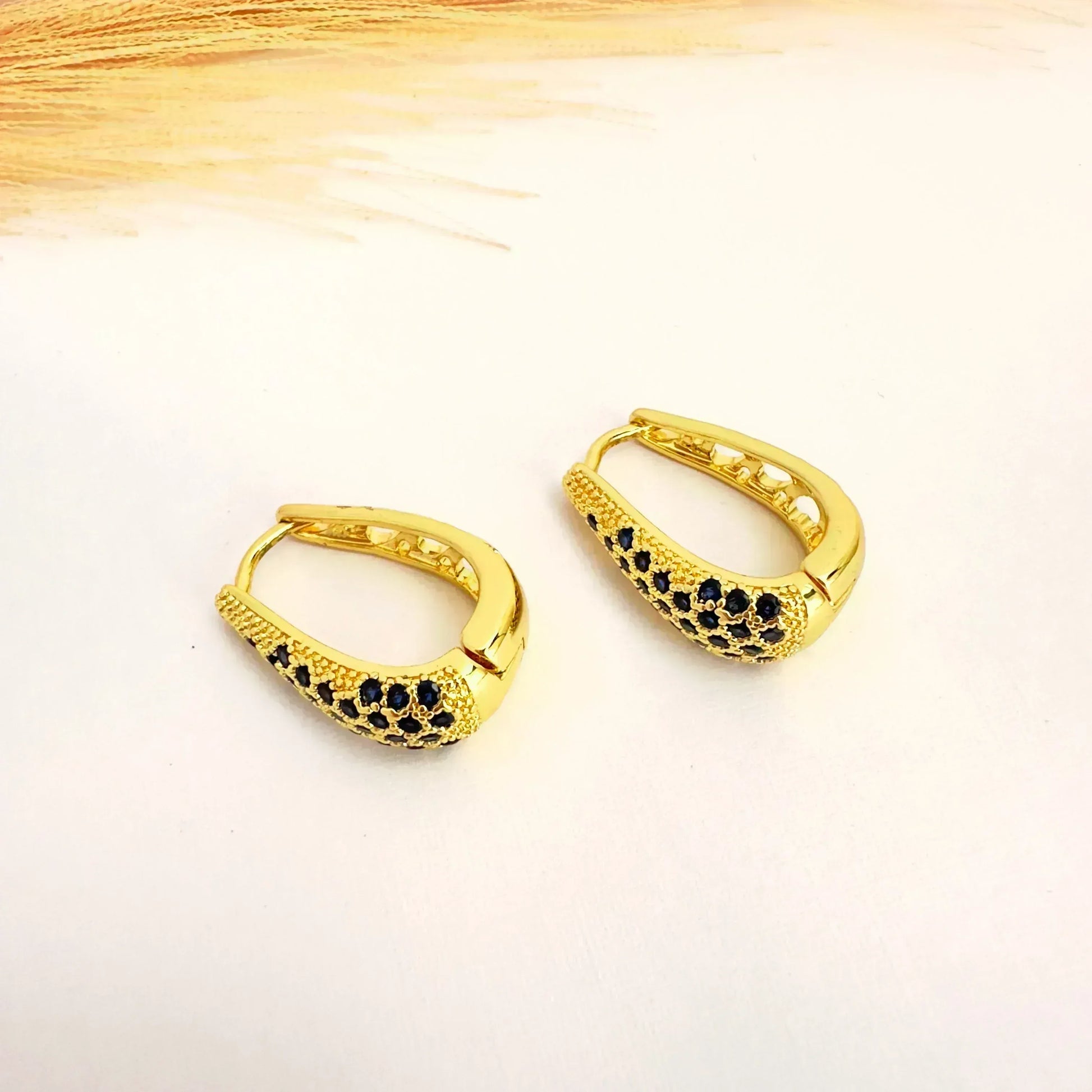 Argollas con Circones Azules – 2,2 cm - Baño de Oro - Glamora