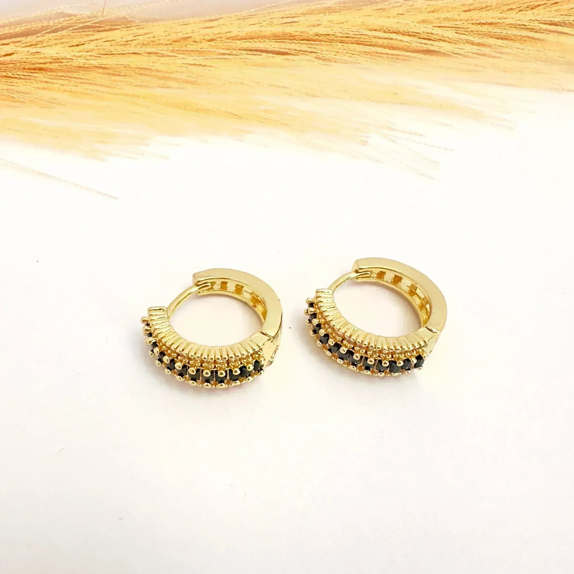 Argollas Black Elegant – 1,8 cm - Baño de Oro - Glamora