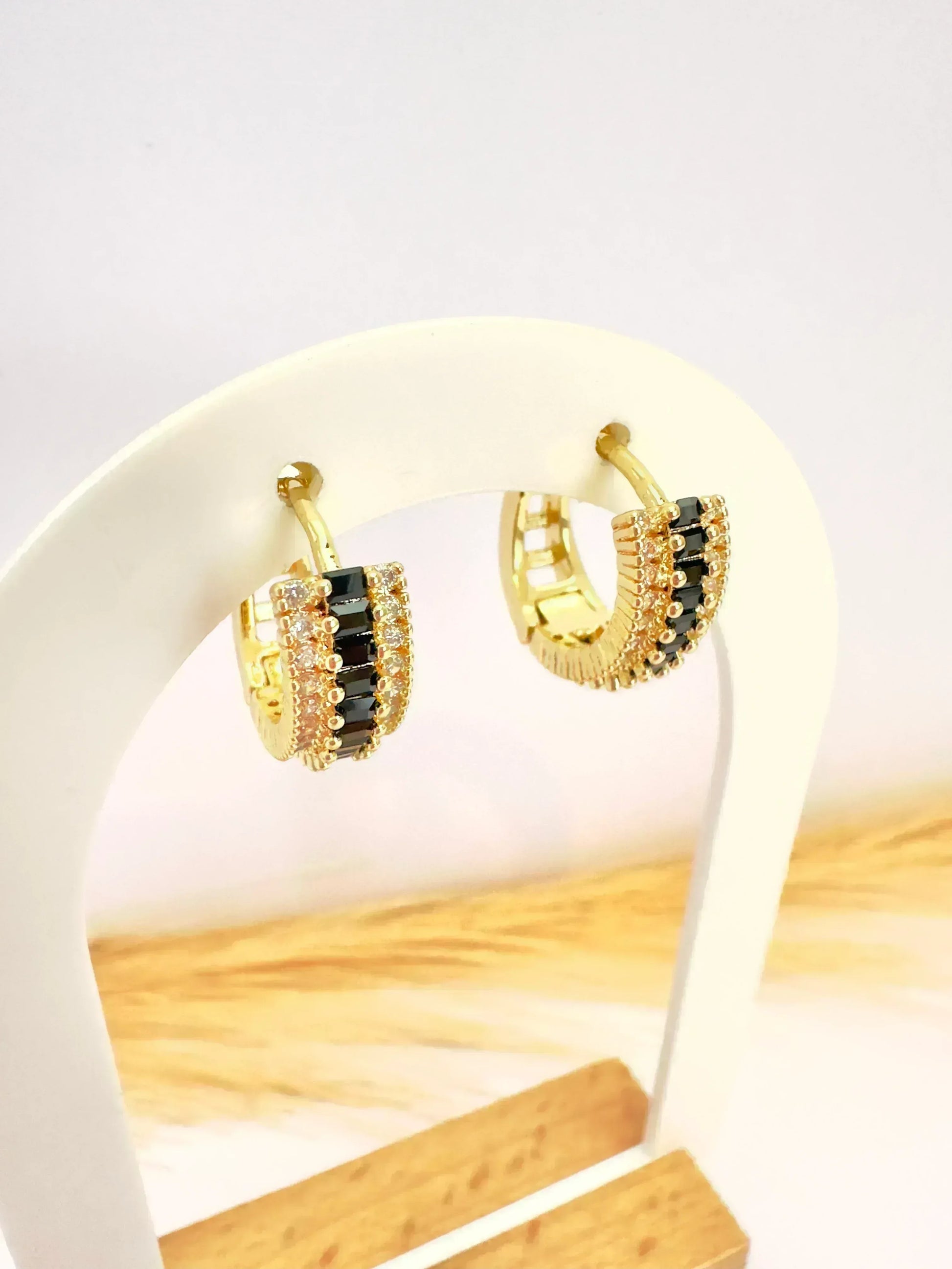 Argollas Black Elegant – 1,8 cm - Baño de Oro - Glamora