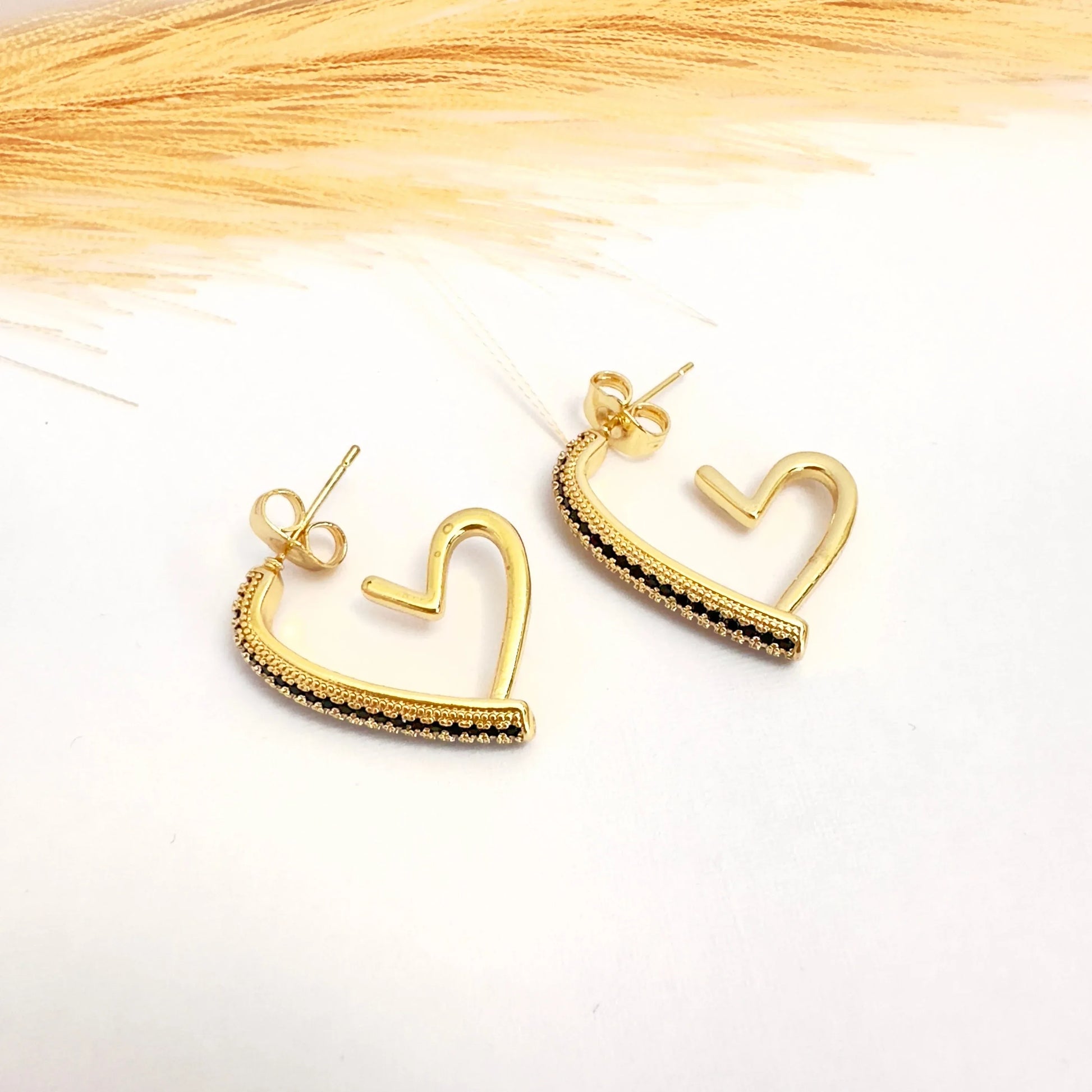 Aros Corazón Contorno Black – 2,5 cm - Baño de Oro - Glamora