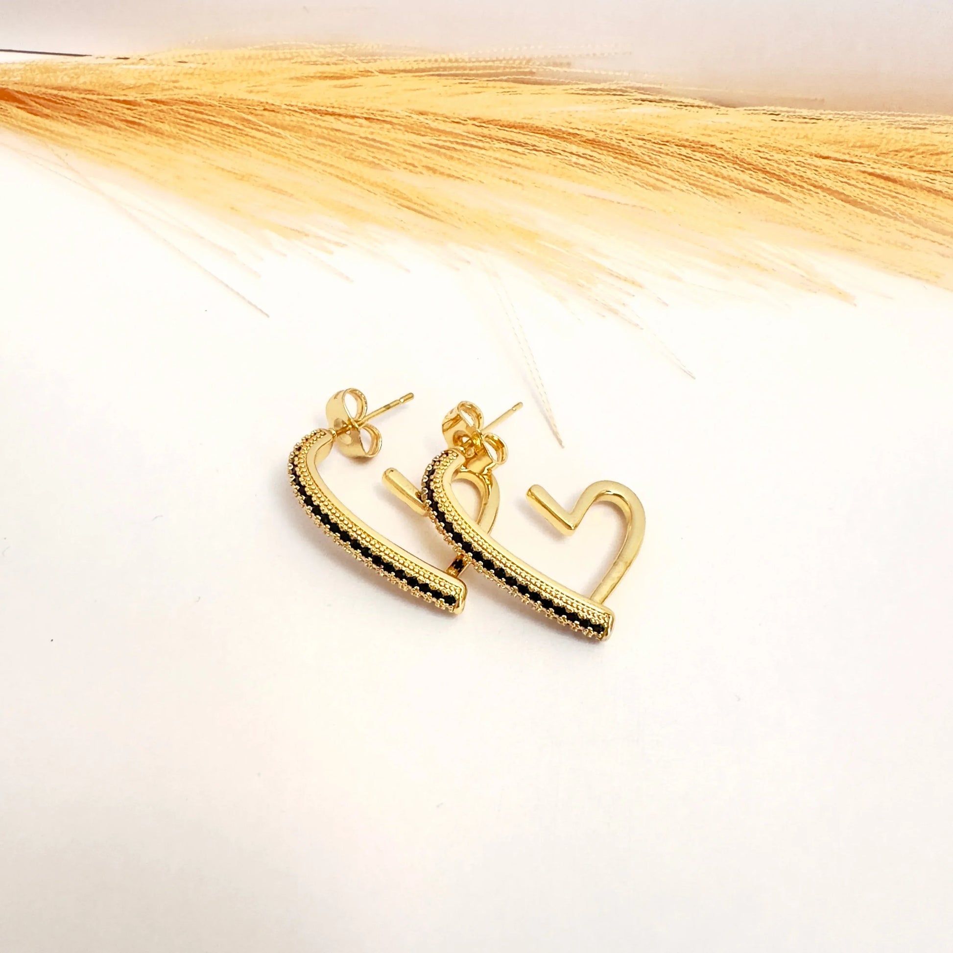 Aros Corazón Contorno Black – 2,5 cm - Baño de Oro - Glamora