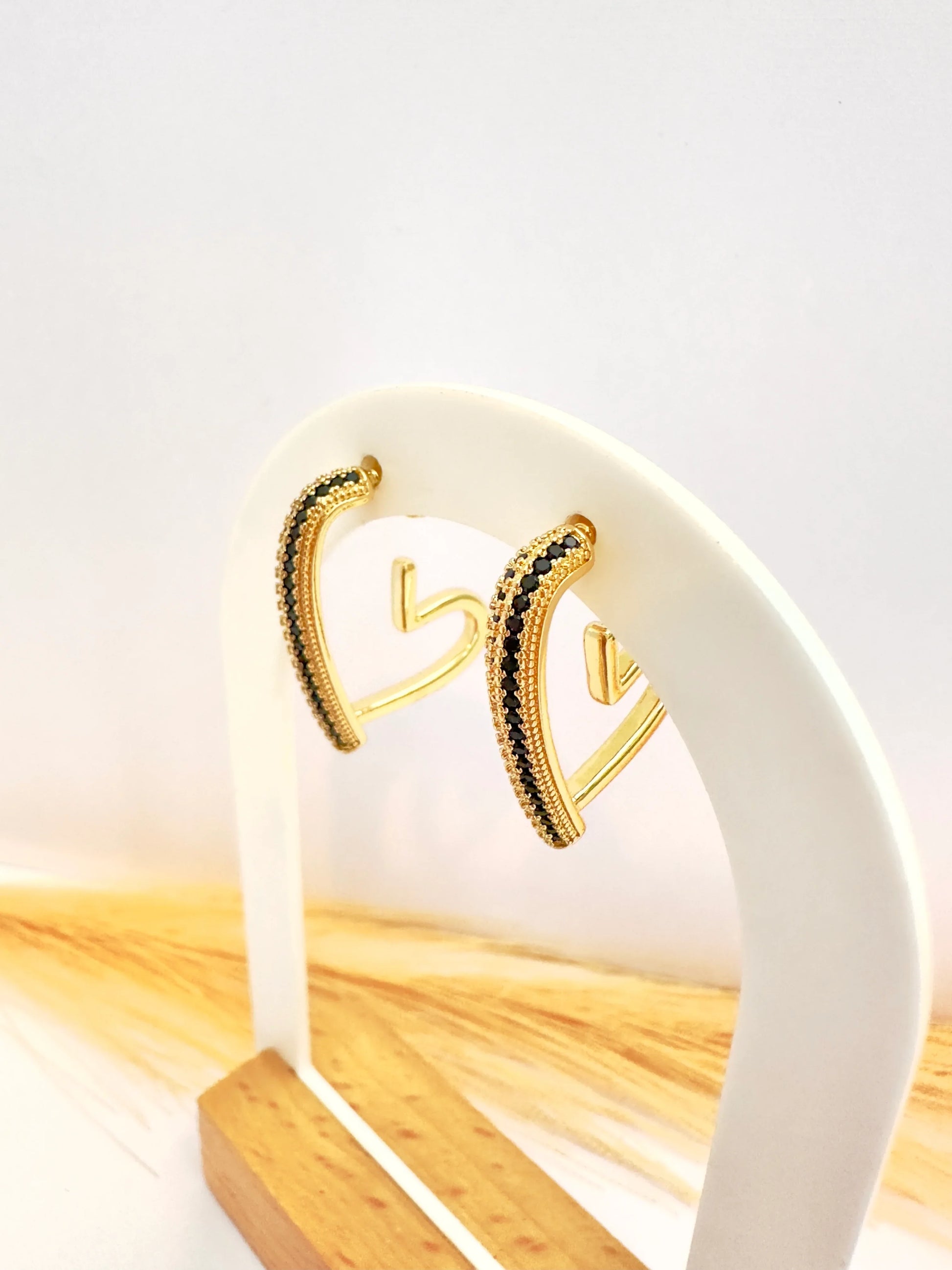 Aros Corazón Contorno Black – 2,5 cm - Baño de Oro - Glamora