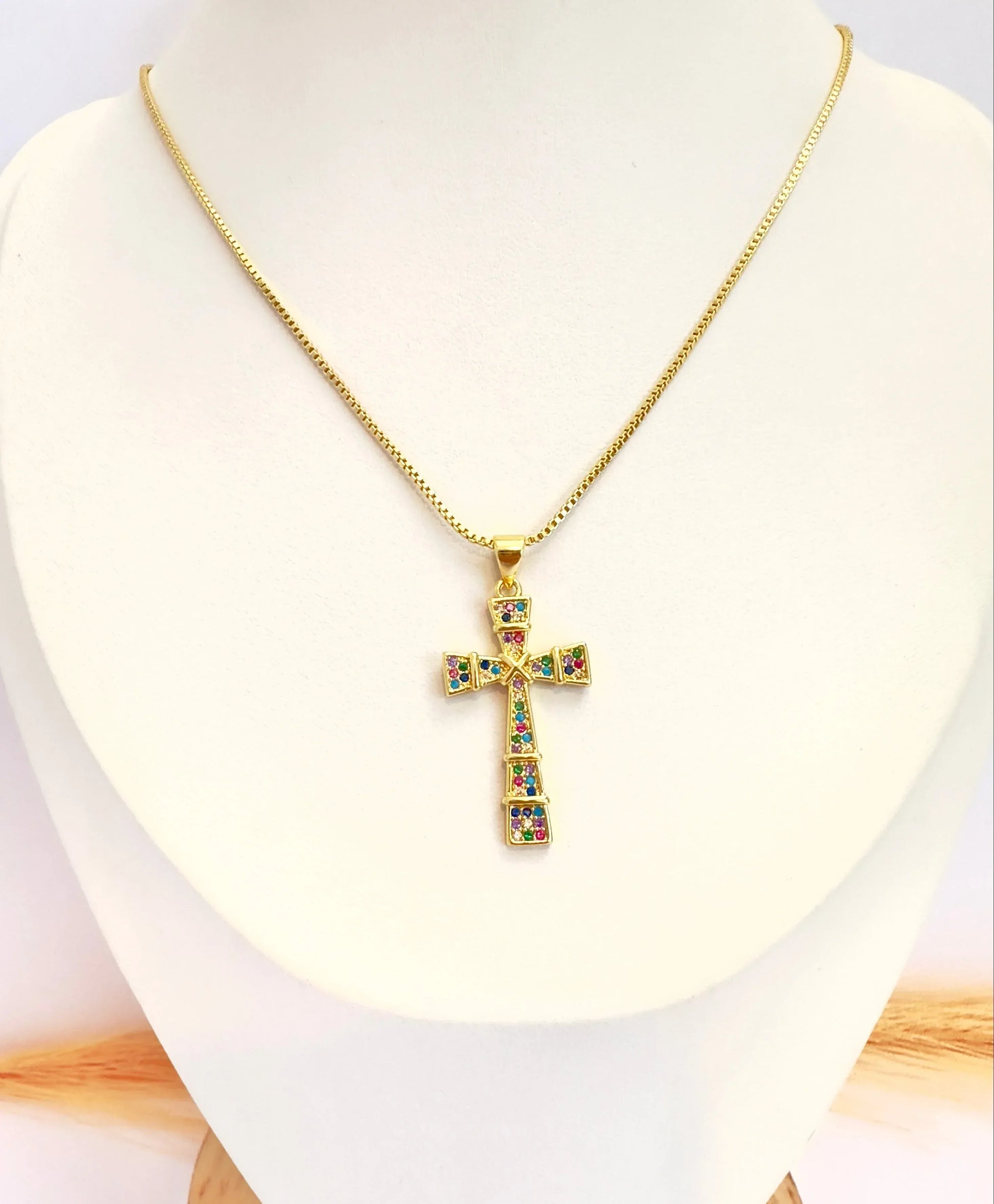 Collar Cruz Arcoíris – 50 cm - Baño de Oro - Glamora