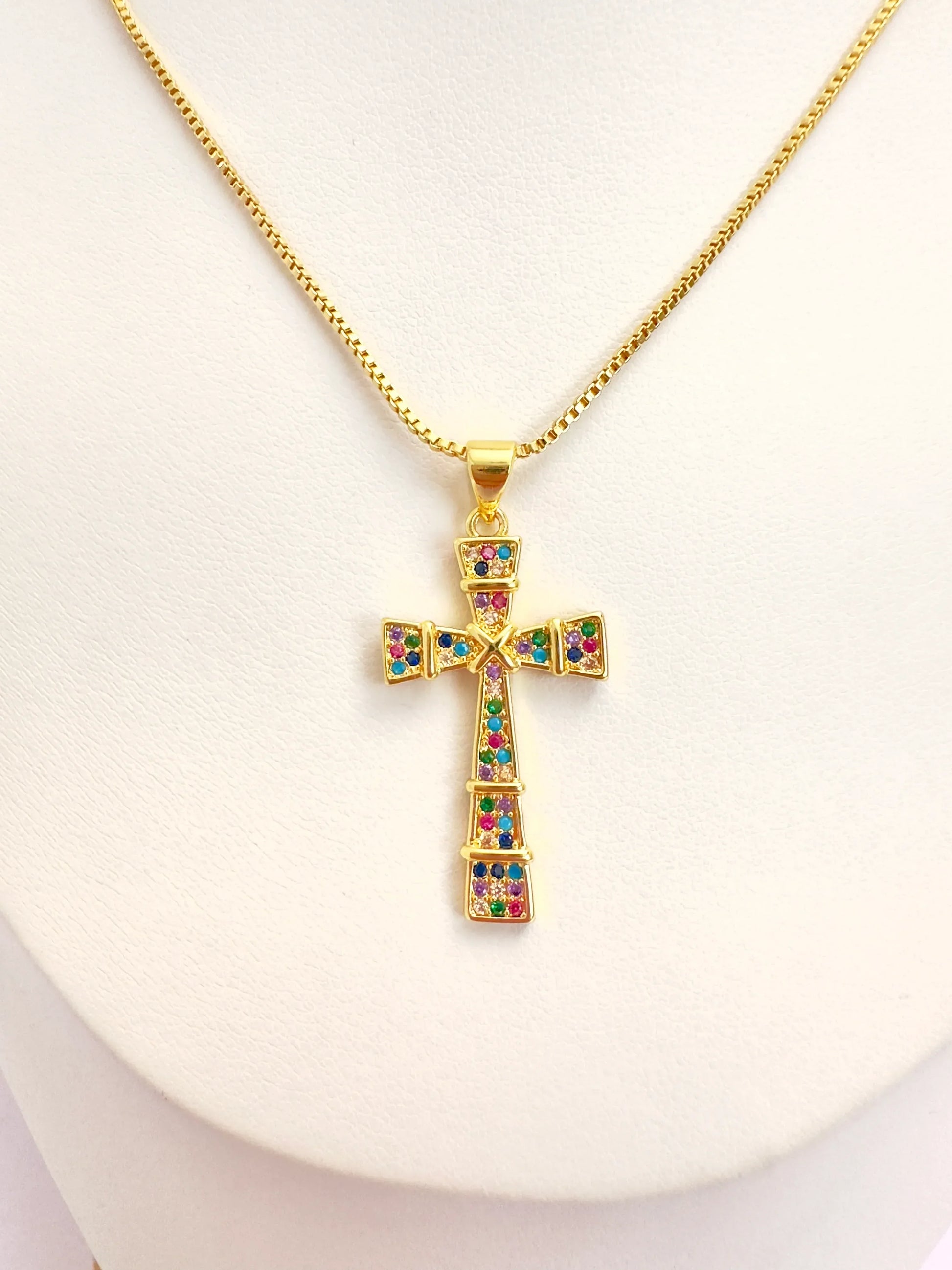 Collar Cruz Arcoíris – 50 cm - Baño de Oro - Glamora