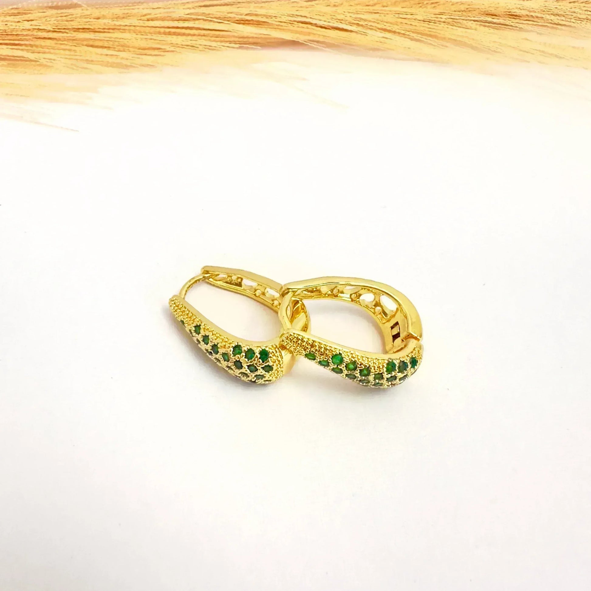 Argollas con Circones esmeralda – 2,2 cm - Baño de oro - Glamora