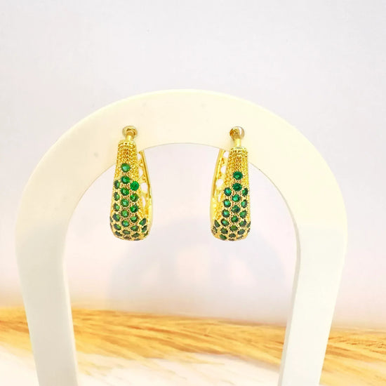 Argollas con Circones esmeralda – 2,2 cm - Baño de oro - Glamora