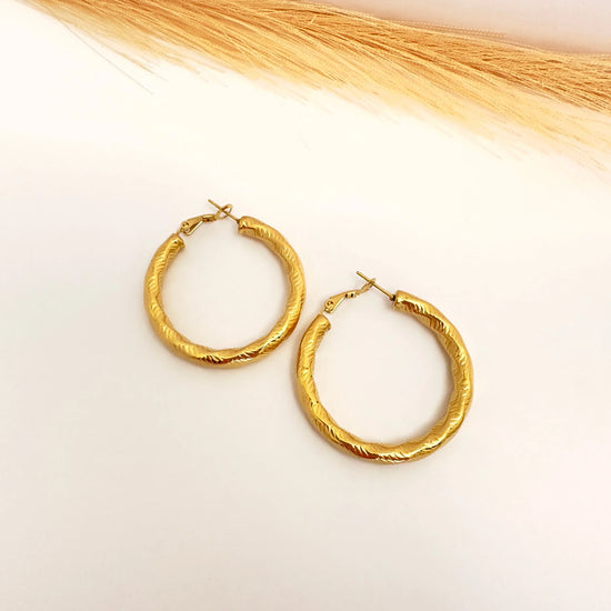 Argollas Oro Texturizadas elegantes - 4 cm - Glamora
