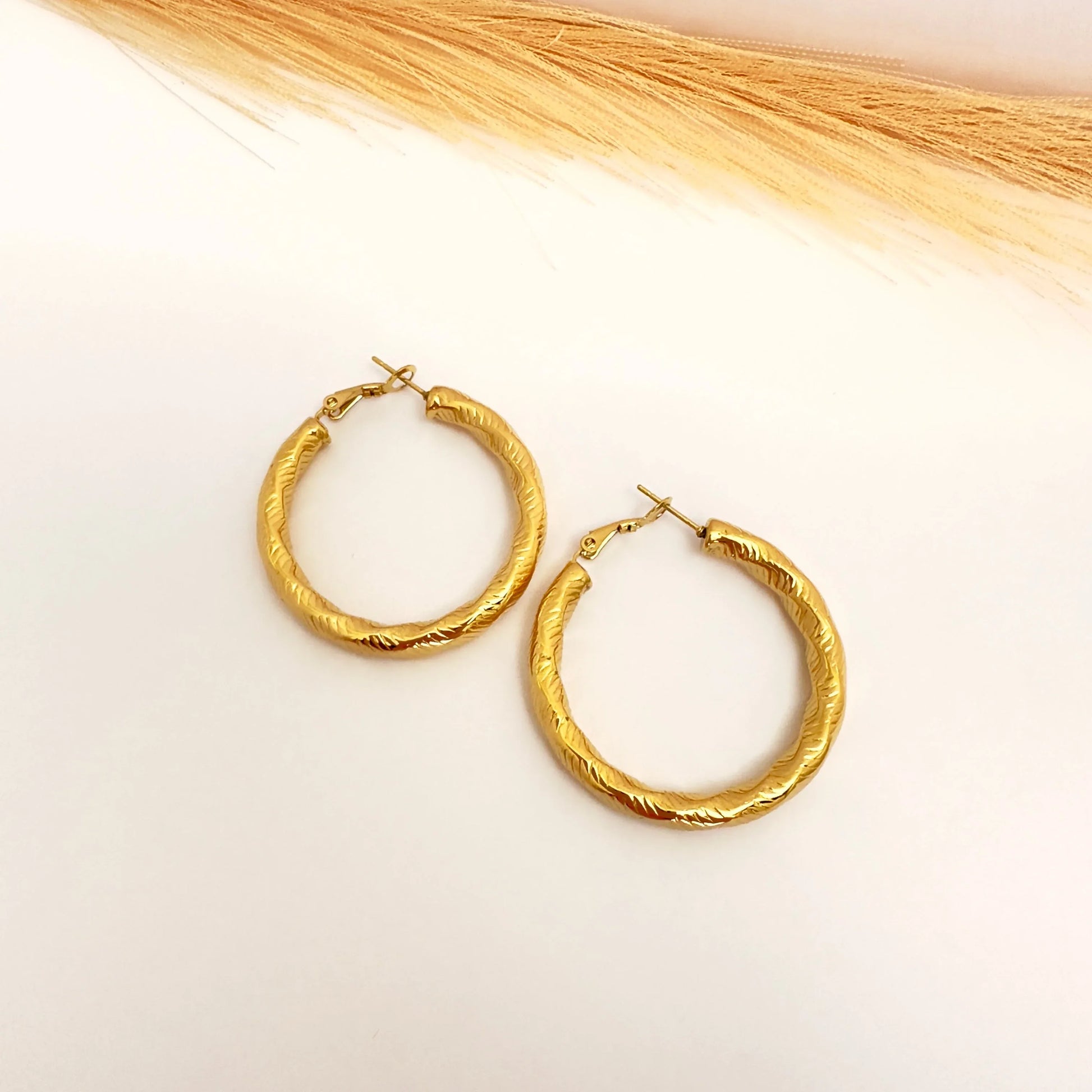 Argollas Oro Texturizadas elegantes - 4 cm - Glamora