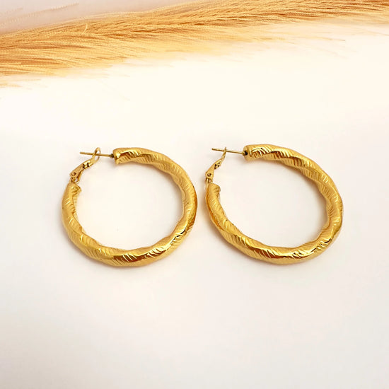 Argollas Oro Texturizadas elegantes - 4 cm - Glamora