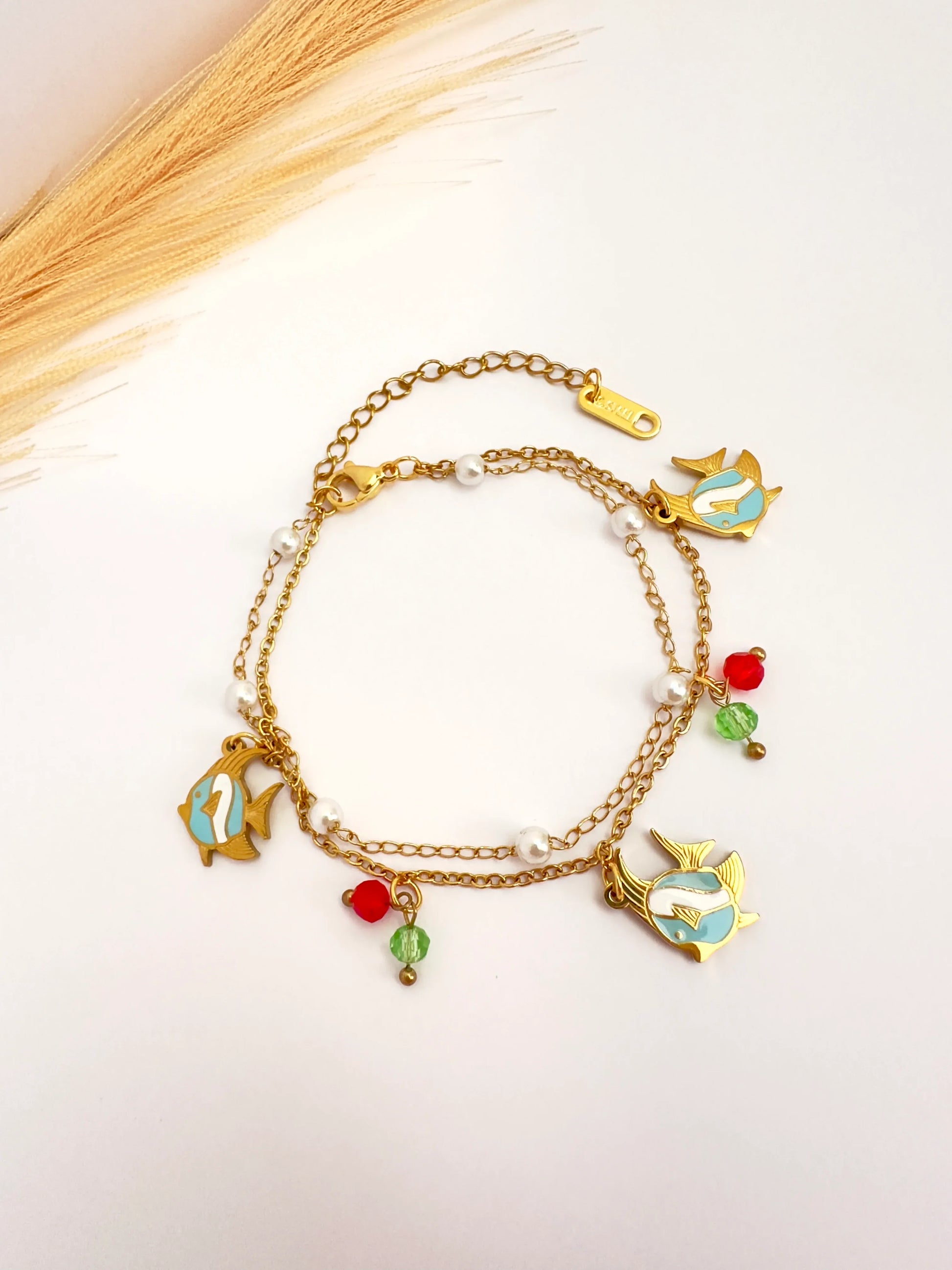 Pulsera Marina con Dijes de Pez y Detalles de Color - Glamora