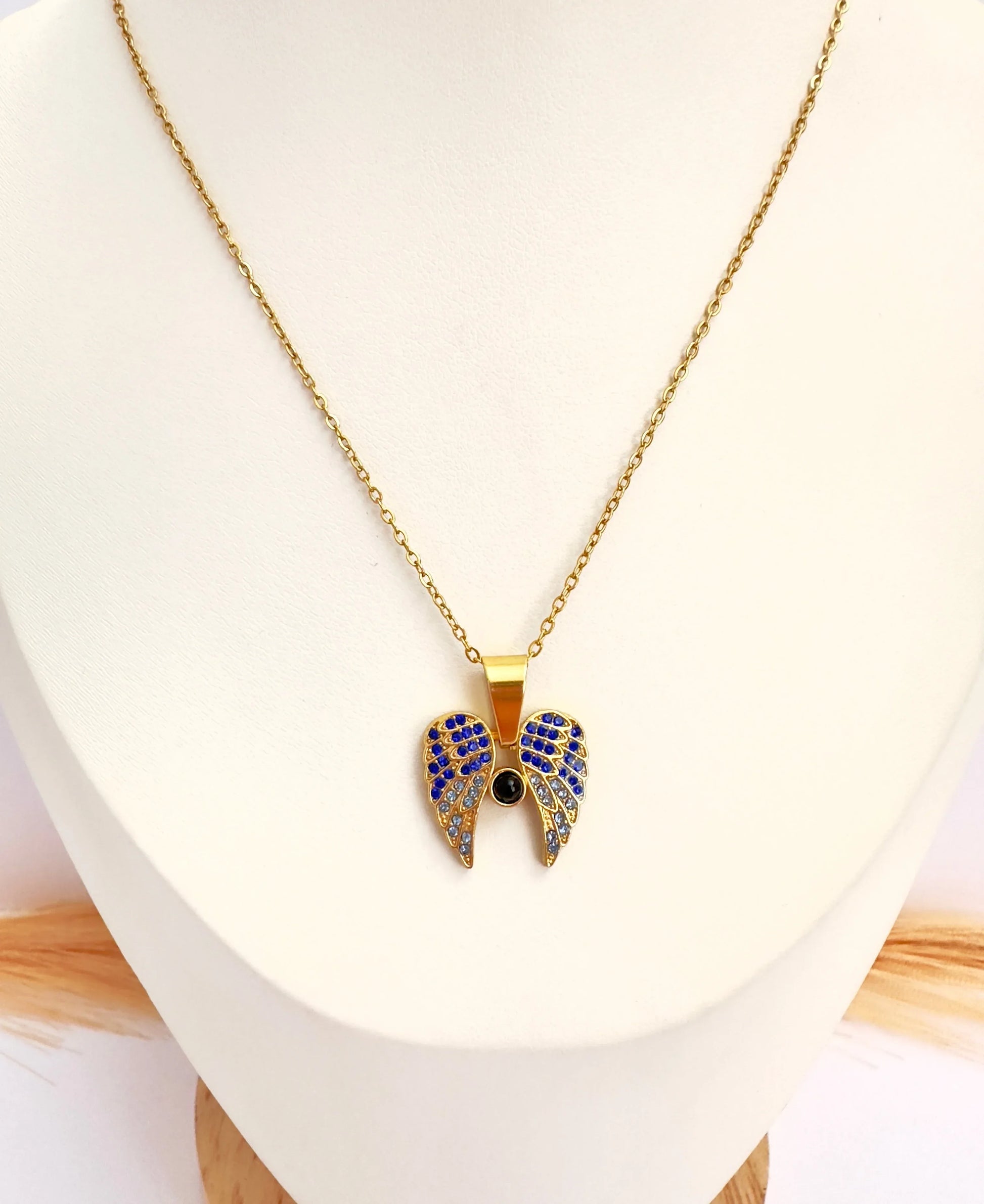 Collar Alas de Luz con Circones Azules – 50 cm - Glamora