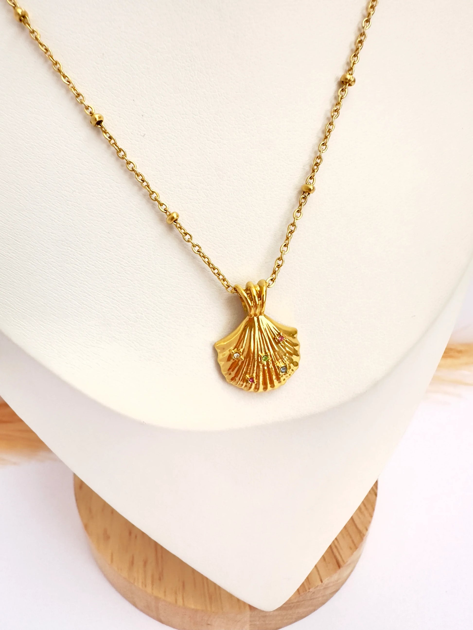 Collar Conchita Oro con Circones Multicolor – 50 cm - Glamora