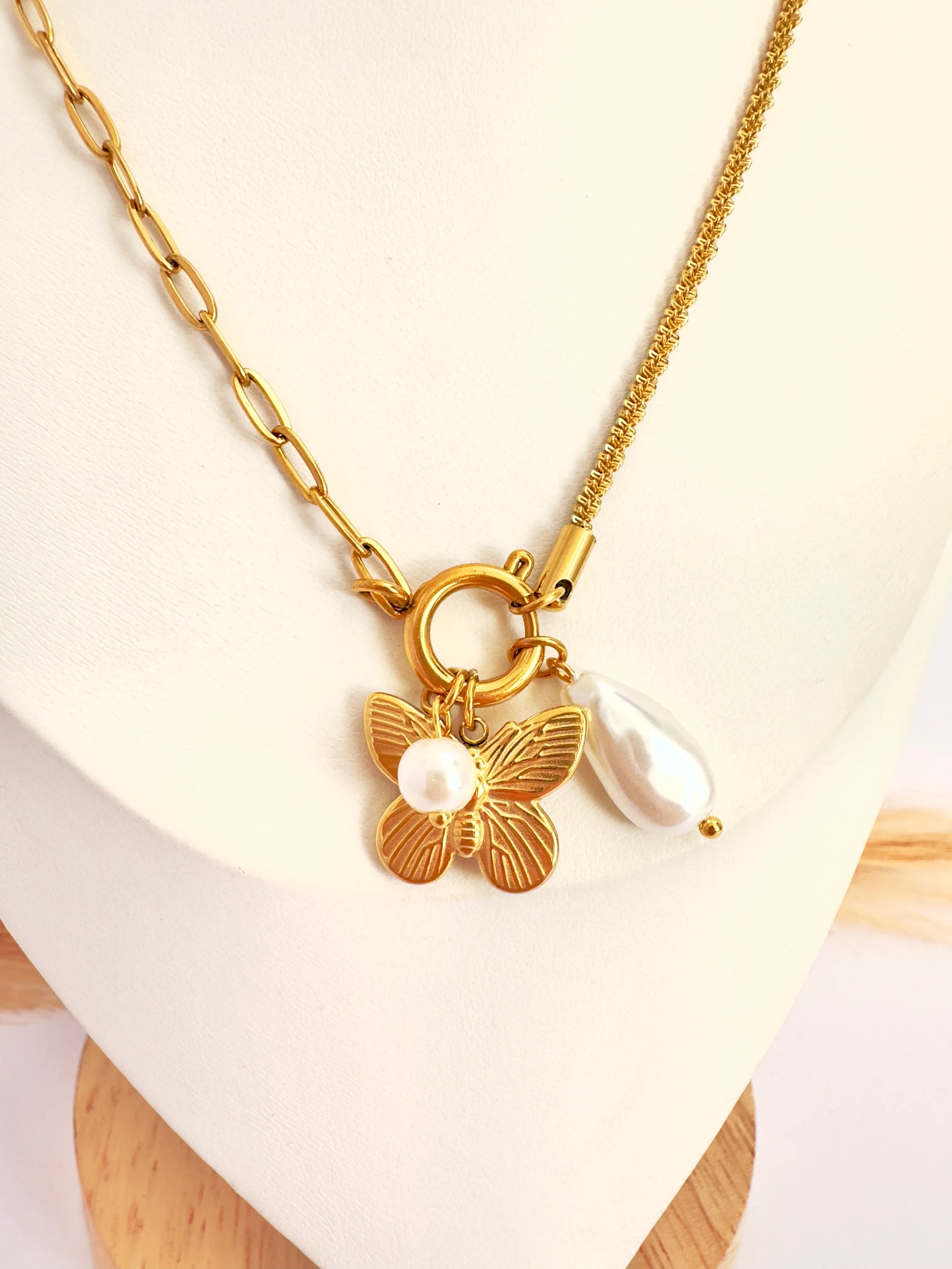 ✨ Collar cierre timón de Mariposa & Perla - Enchape Oro 18k - Glamora