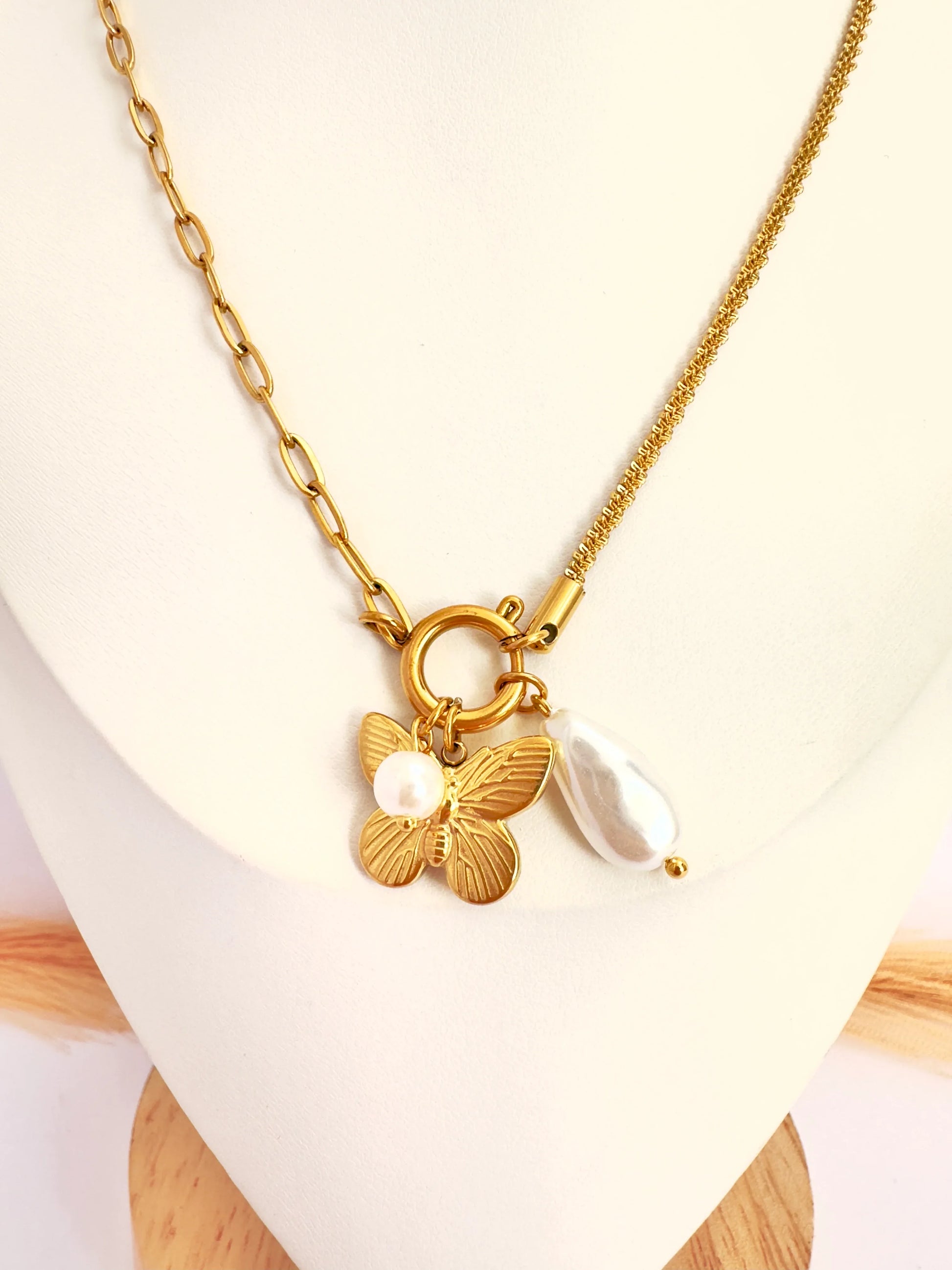 ✨ Collar cierre timón de Mariposa & Perla - Enchape Oro 18k - Glamora